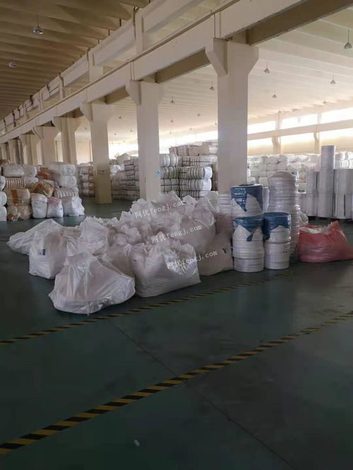 無紡布廠處理積壓衛(wèi)生巾原材料 200噸無紡布與經緯編布銷售方案
